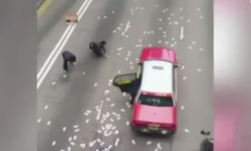 VIDEO Cadou nesperat de Craciun pe o sosea din Hong Kong. A plouat cu bani