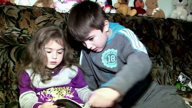 Povestea trista a doi frati din Maramures. Au grija de mama paralizata si de surioara de 4 ani si sunt si premianti la scoala