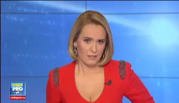 Traditie extrema in Rusia, de Craciun. Zeci de curajosi se scalda in apa rece ca gheata, convinsi ca isi intaresc sanatatea