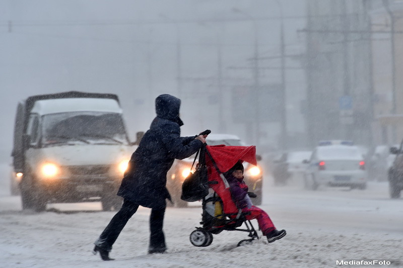Haos in capitala Rusiei: 150 de zboruri cu probleme si trafic blocat, dupa o puternica furtuna de zapada. GALERIE FOTO