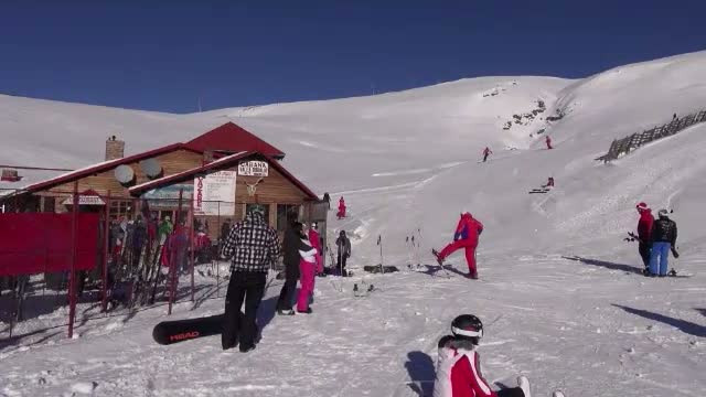 Lipsa banilor i-a facut pe romani sa-si scurteze vacanta anul acesta. In loc de 6-7 zile, au petrecut numai 5 zile