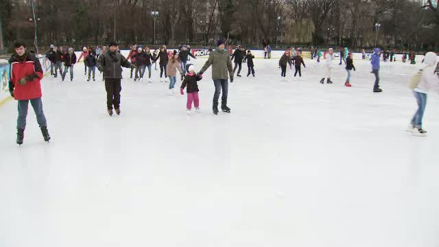 Bucurestenii care n-au ajuns inca la munte au la dispozitie patinoarul din Cismigiu. Ce program are si cat costa biletele