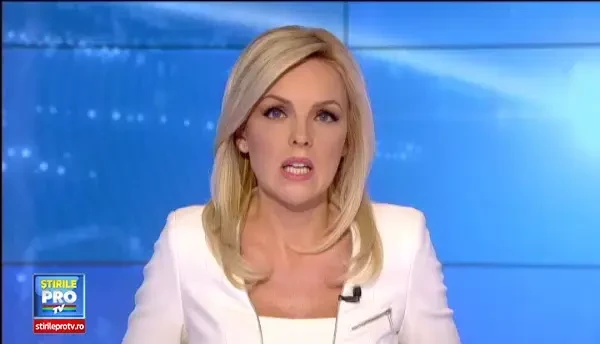 ANIMATIE GRAFICA. O femeie a murit, dupa ce masina in care se afla a fost lovita de tren. La volan se afla fiul ei de 16 ani