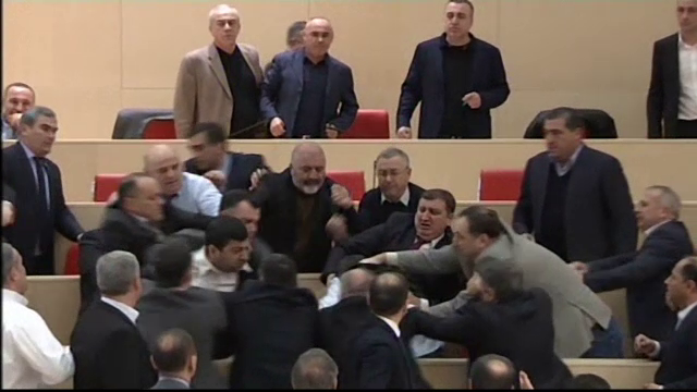Scene incredibile in Parlamentul georgian. Alesii si-au impartit pumni si palme, chiar inainte de sarbatori