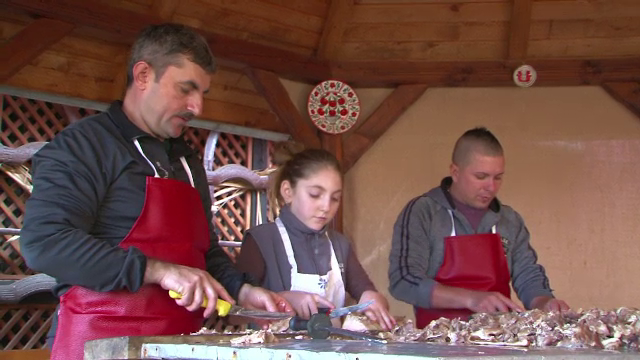 Sarbatori cu bucate traditionale, la poalele muntilor Retezat. Caltabosul si sangeretele sunt preparate dupa retete stravechi