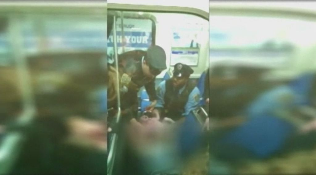 Presa din SUA vorbeste despre un miracol de Craciun. Momentul in care o femeie naste in metrou, ajutata de doi politisti