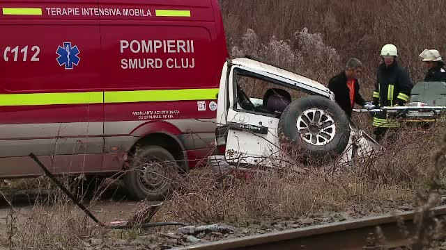 Fetita de 9 ani din Cluj, ranita grav dupa ce masina condusa de fratele ei de 16 ani a fost lovita de tren, a murit la spital
