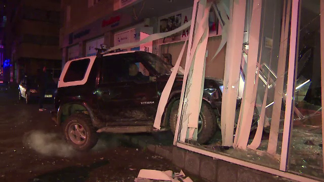 Un tanar de 19 ani a furat o masina si a intrat in geamul unei scoli de soferi. Baiatul nu avea permis si era beat