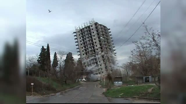 Demolare cu peripetii in Crimeea. Un bloc de 16 etaje a fost pus la pamant de abia la o a treia incercare. VIDEO