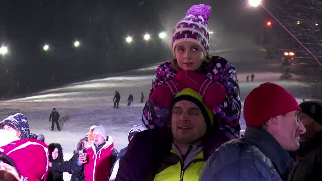 La munte, zapada a fost primita cu aplauze. Startul oficial al sezonului de schi in Predeal a fost dat cu multe artificii