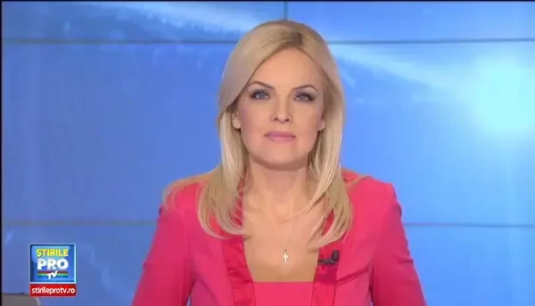 Filmul care a devenit viral de Sarbatori. Un catel incearca sa isi impiedice stapanul sa mai fredoneze colinde