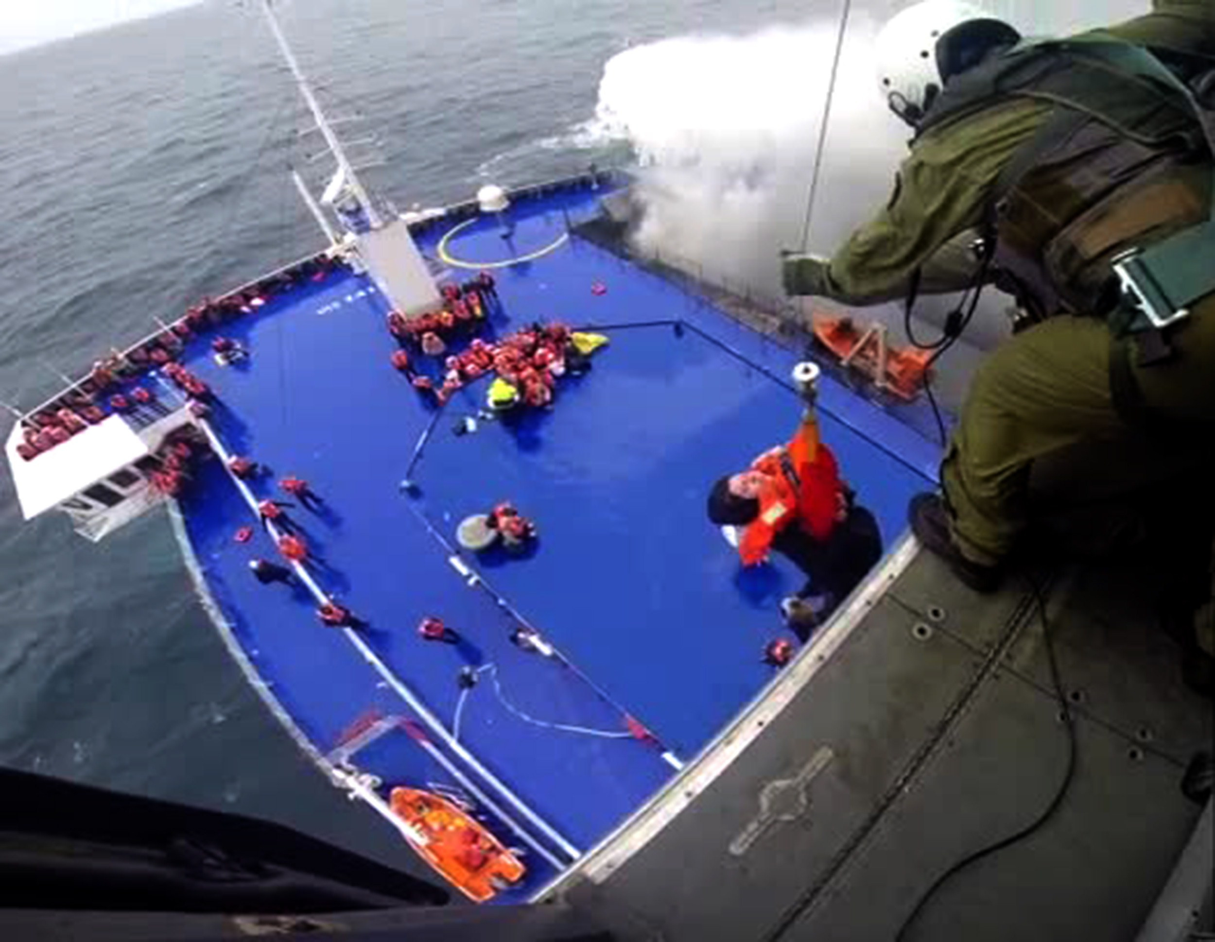 Feribotul in flacari a fost complet evacuat, numarul mortilor creste. Mister in jurul uneia dintre victime: "Nu e tatal meu"