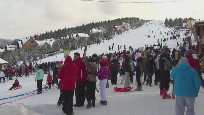 Peste 2.000 de turisti au petrecut pe partia de la Straja. Vinul fiert si whisky-ul au fost la mare cautare