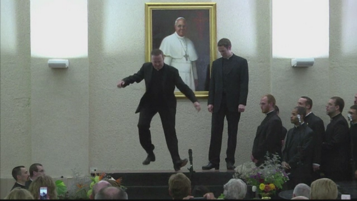 Cele mai amuzante faze din 2014. Preotii dansatori sau festivalul noroiului din Coreea, printre cele mai tari "hituri"