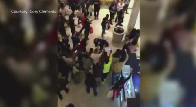 "Fight Club" intr-un mall din SUA. Peste o mie de adolescenti s-au adunat pentru a se bate in public