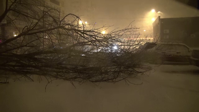 CODUL GALBEN de ninsori, prelungit pana marti. Lista drumurilor nationale blocate si a trenurilor anulate. LIVE UPDATE