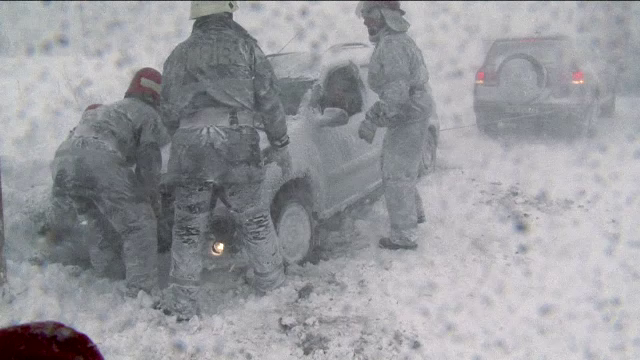 Bilantul sumbru al ninsorilor: trei morti si momente de cosmar pentru cei blocati de zapada. LISTA drumurilor inchise