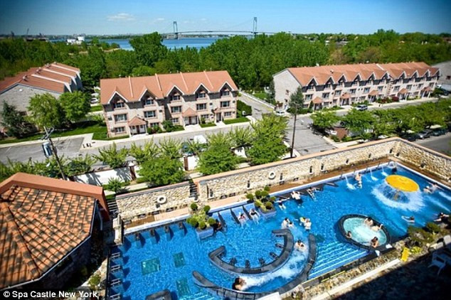 Si-a dorit sa se relaxeze la piscina, insa nu a intrat bine ca a inceput sa tipe. Ce se afla in apa