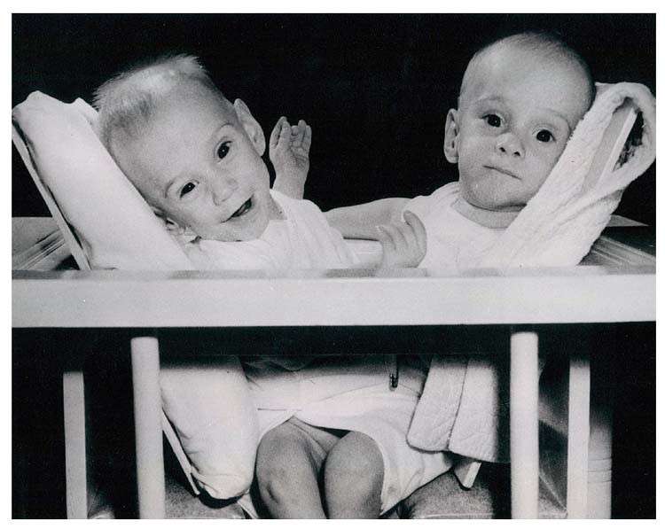 Cei mai in varsta gemeni siamezi din lume au implinit 63 de ani. Cum arata acum Ronnie si Donnie. FOTO