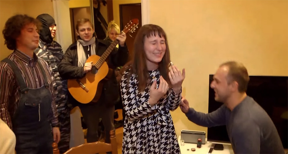 Cerere in casatorie in stil rusesc. VIDEO "Nu miscati! Toata lumea, fata la perete!"