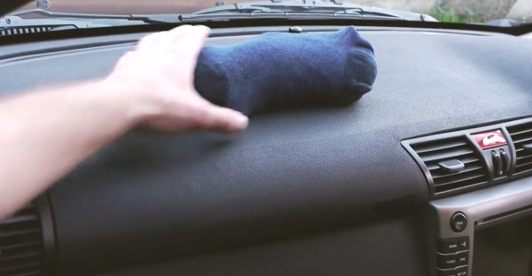 Solutia pentru dezaburire la care nu te-ai fi gandit pana acum. Clipul are peste 4,4 milioane de vizualizari