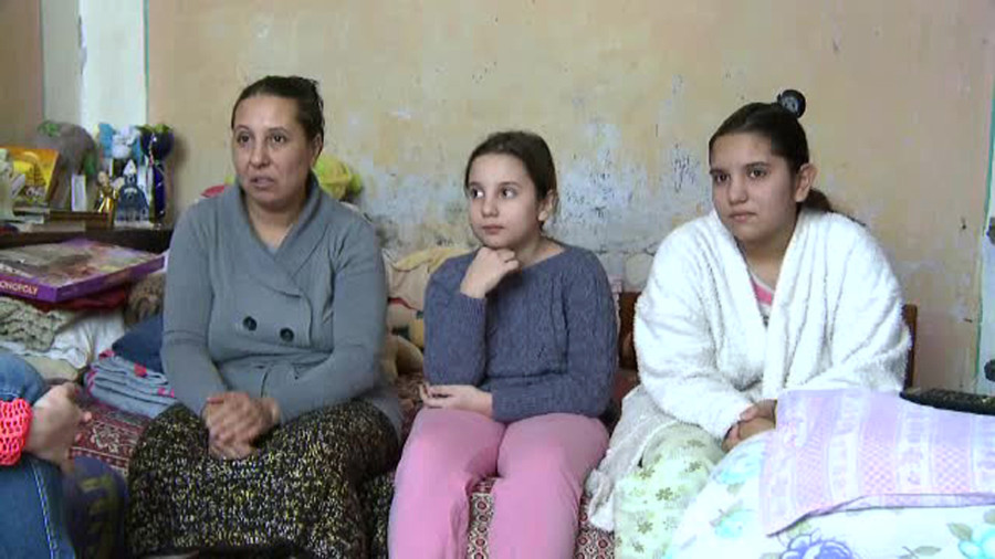 O mama isi intretine 5 fete premiante dintr-un salariu de 300 de lei. "Cu asa copii minunati, nu ma consider un om sarac"