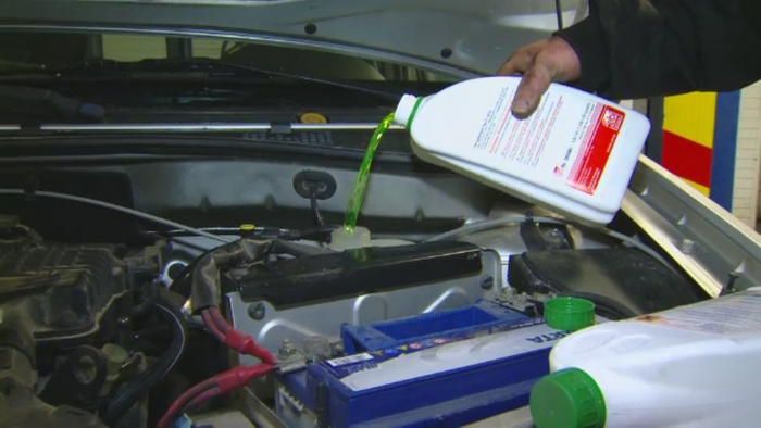 Sfaturi pentru soferii care risca sa ramana blocati din cauza gerului. Totul despre antigel, baterie si lichidul de parbriz