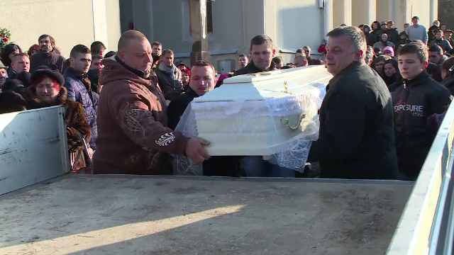 Paula, eleva ucisa de fostul iubit, a fost condusa pe ultimul drum de o mare de oameni. Mesajele fostilor ei colegi