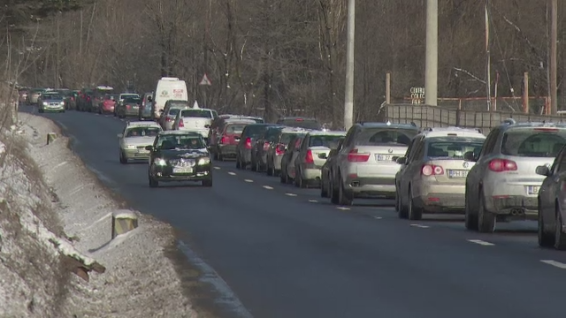 Aglomeratie pe DN1. Turistii care se afla deja in vacanta de Revelion, blocati in coloana pentru a ajunge la munte