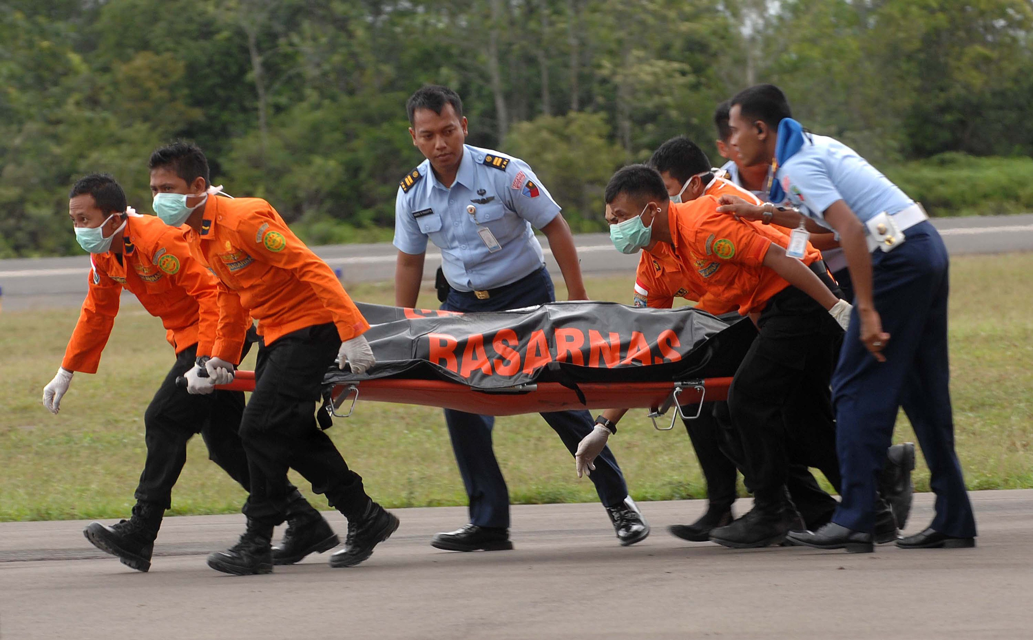 Imagini cu pasagerii avionului AirAsia inainte de tragedie, prezentate intr-un material special de CNN. VIDEO emotionant