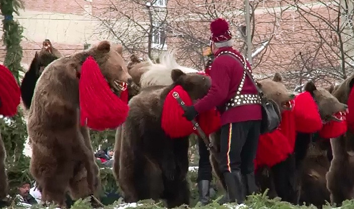 Ulitele satelor, dar si statiunile de la munte, s-au umplut de colindatori in ultima zi a anului. Cum difera traditiile