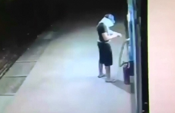 A vrut sa arunce in aer un bancomat, insa calculul gresit era sa il coste viata. Ce a lasat hotul in urma lui