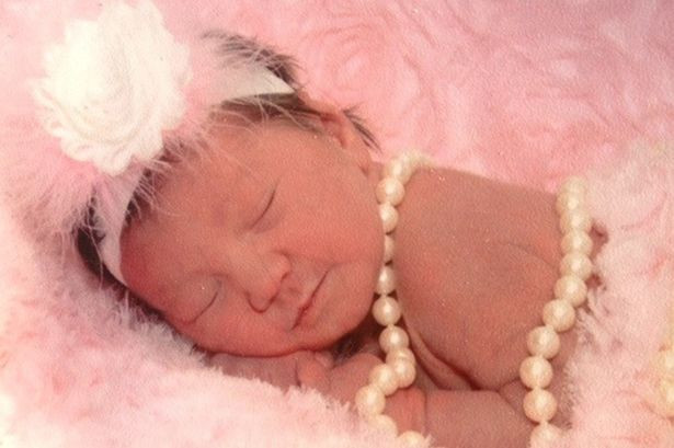 A murit de foame, incuiata in masina, la 22 de zile de viata. Ce faceau parintii in timp ce fetita isi traia ultimele clipe