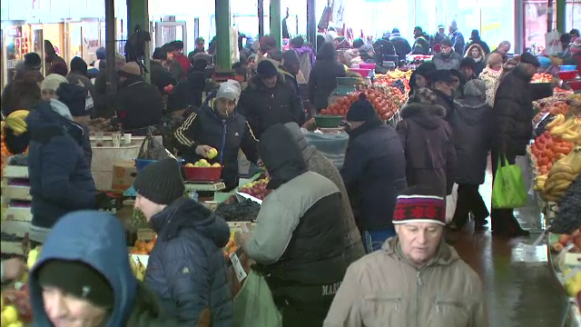 Aglomeratie mare in piete si magazine in ultimele ore ale lui 2014. Ce cumparaturi au fost lasate pe ultima suta de metri