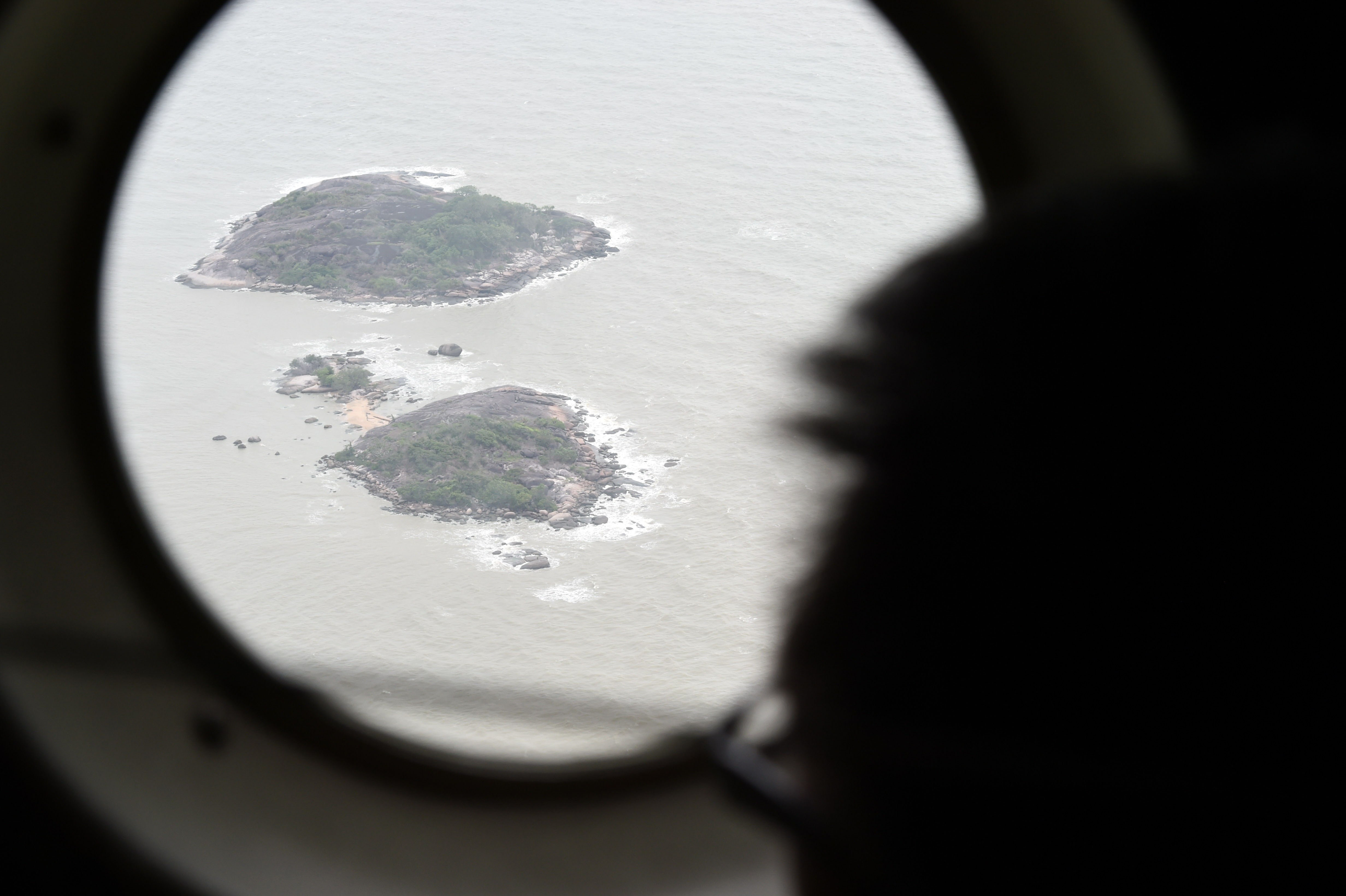 Primele teorii dupa ce o victima a zborului AirAsia a fost descoperita purtand o vesta de salvare. Mister in jurul vitezei