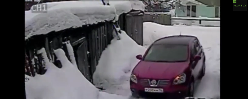 O soferita rusoaica a lovit cu masina de mai multe ori o vecina, suparata ca i-a zgariat SUV-ul. VIDEO