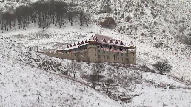 REVELION 2015. Cati bani au platit romanii pentru a petrece noaptea dintre ani intr-un castel cu 20 de feluri de mancare