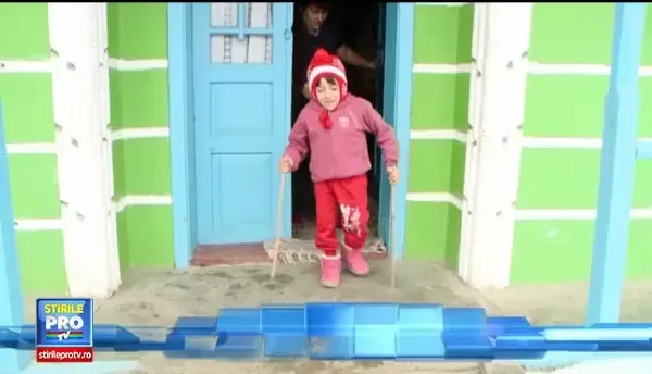 Mergea la gradinita in genunchi si in palme. Povestea Denisei, fetita pe care boala n-a fortat-o sa renunte la carte