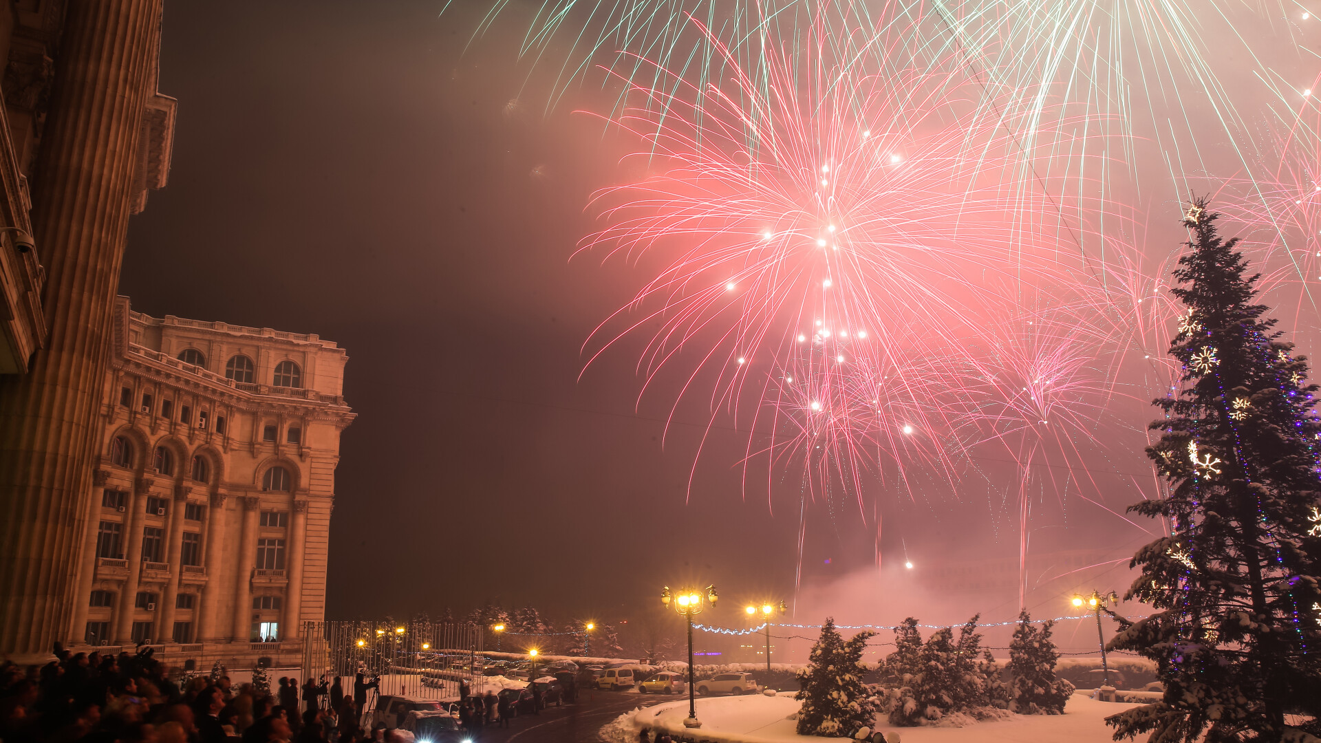 La Multi Ani, Romania! In strada, in cluburi sau acasa, romanii s-au bucurat de trecerea in noul an. FOTO