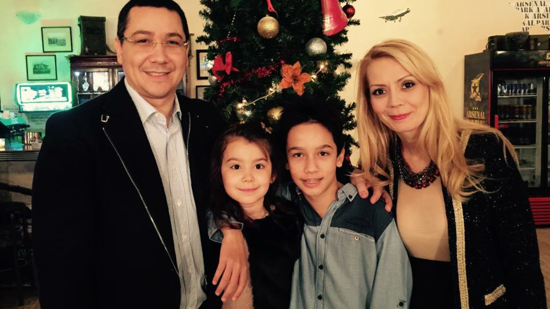 Ce au facut Klaus Iohannis, Victor Ponta sau Emil Boc de Revelion. Momentul in care primarul Clujului canta in fata multimii