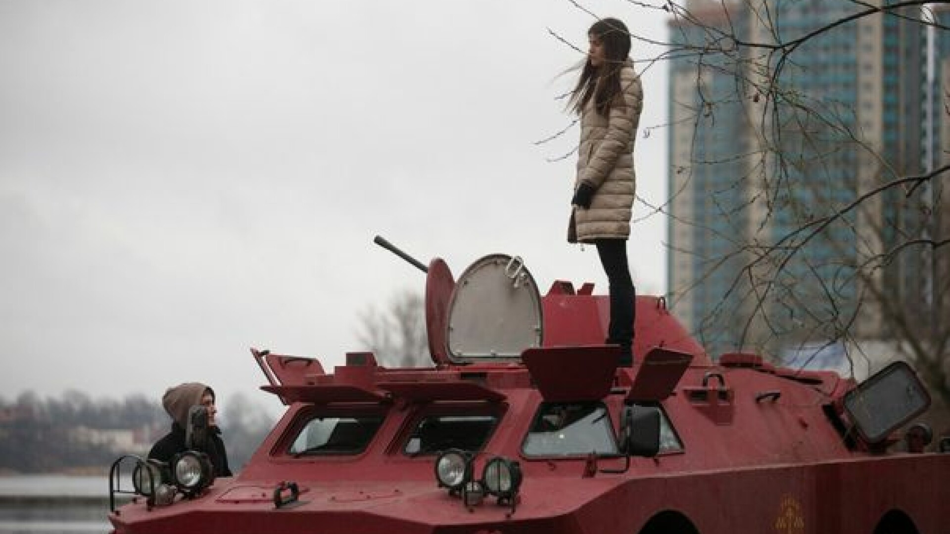 "Un taxi mai sigur". Un rus din Sankt Petersburg foloseste un vehicul militar blindat pentru a transporta calatori. VIDEO