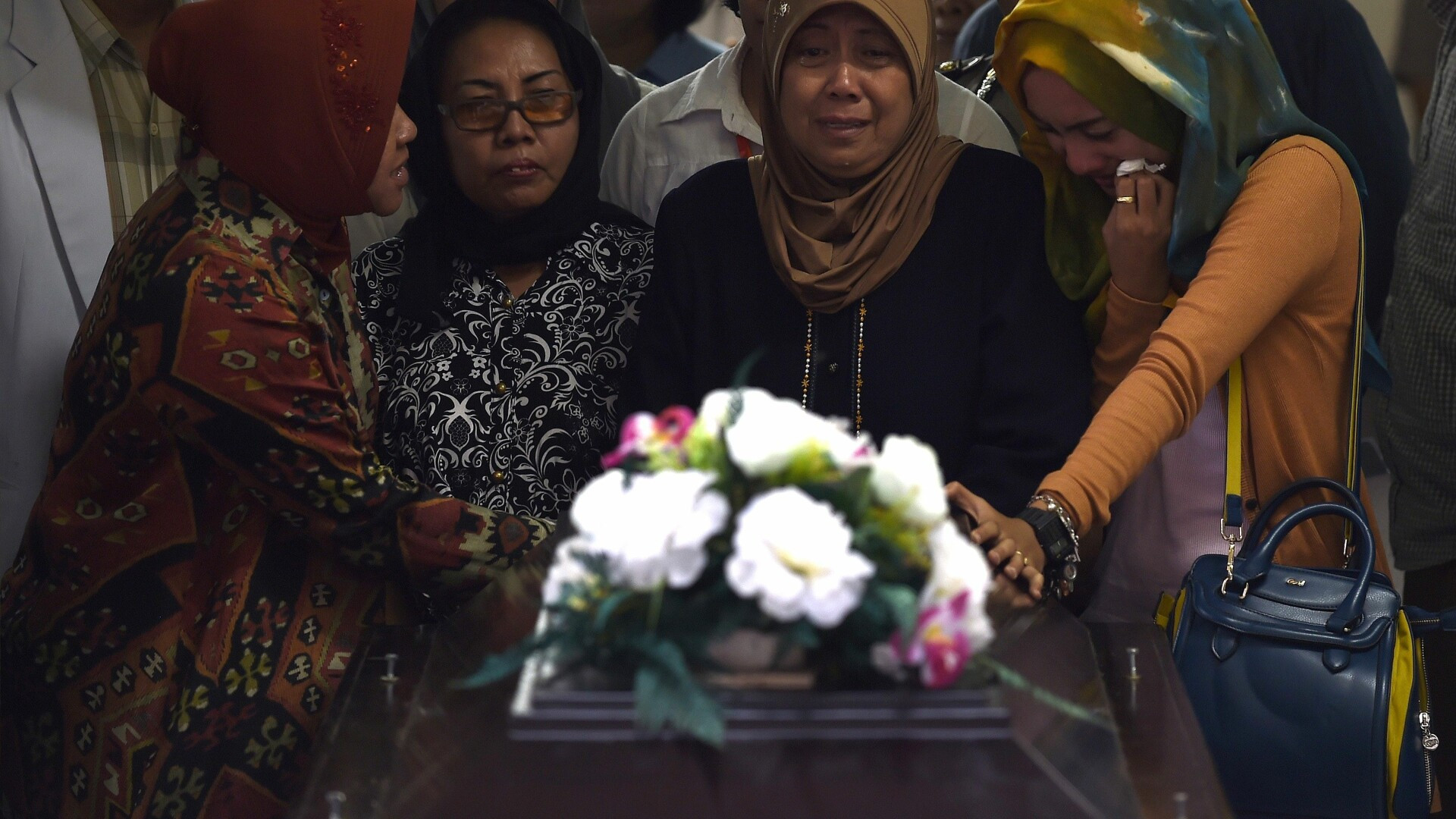 Prima victima a avionului AirAsia recuperata din Marea Java a fost inmormantata. Noua cadavre au fost scoase din apa