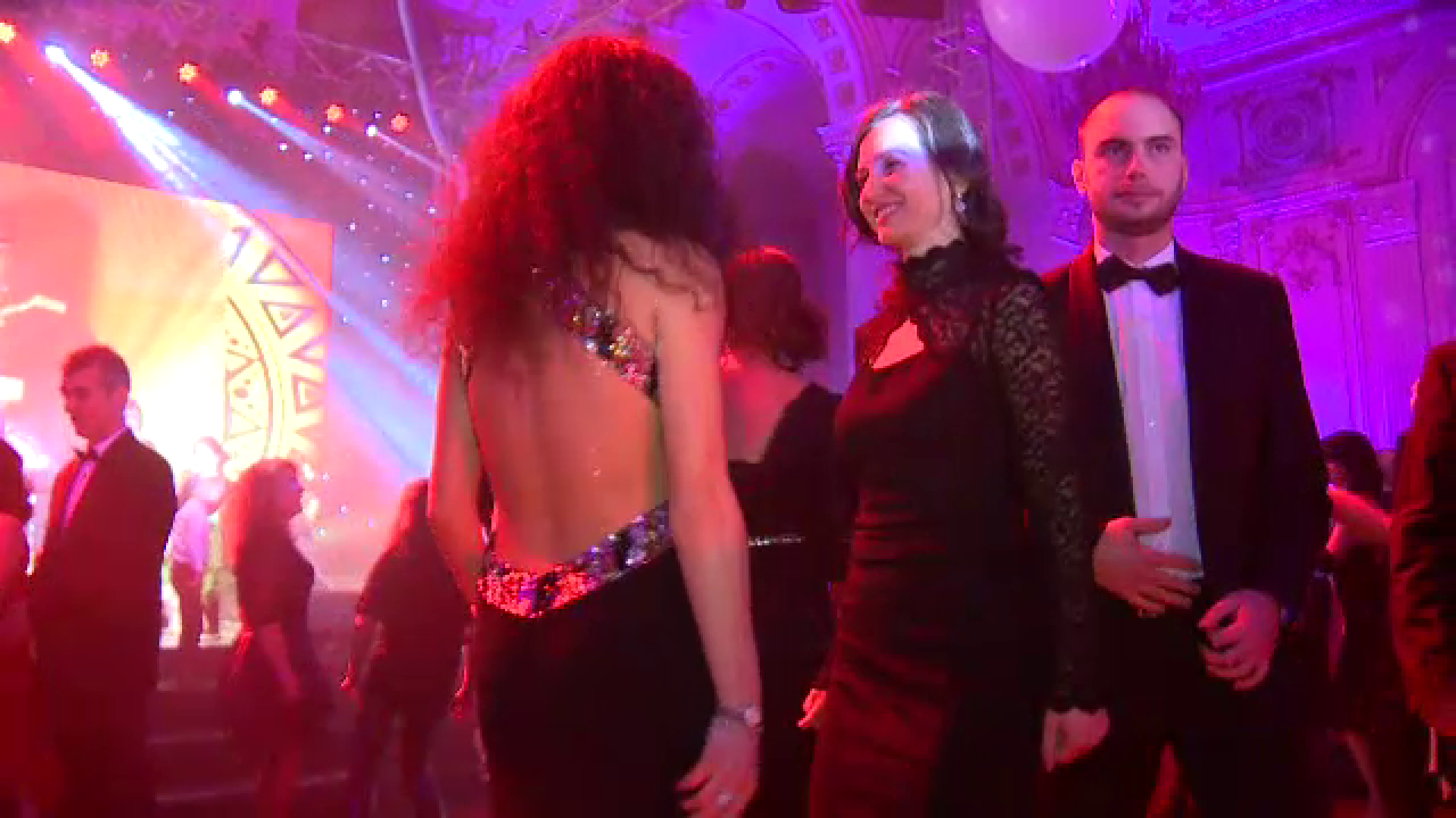 Revelion de Oscar. Cine sunt romanii care au dat si 300 de euro pentru a petrece Anul Nou la Palatul Parlamentului