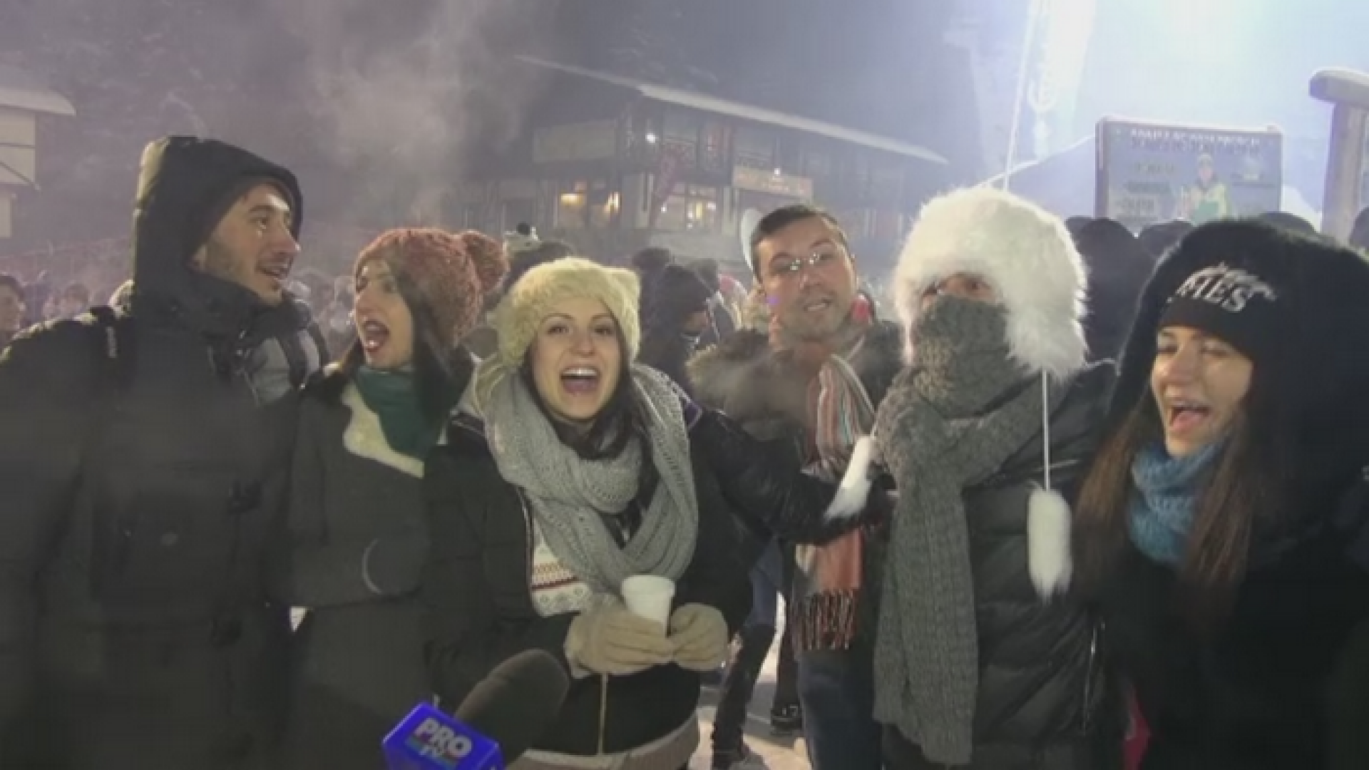 Turistii de la munte au intampinat Noul An pe partie. Cum s-au incalzit la temperaturi de -24 de grade Celsius