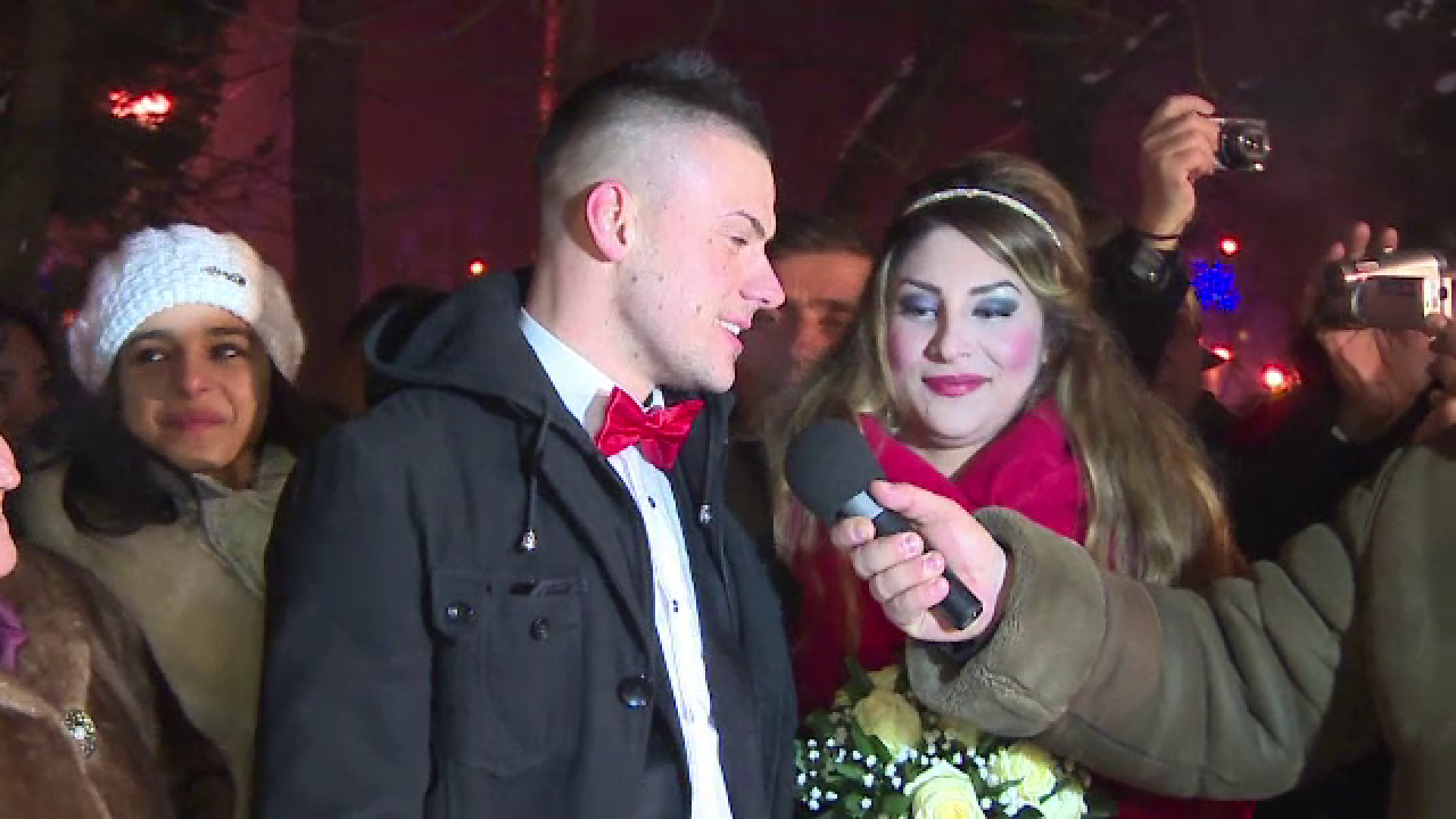 Mirese in bocanci. 18 cupluri de indragostiti s-au casatorit de Revelion la Poarta Sarutului de la Targu Jiu