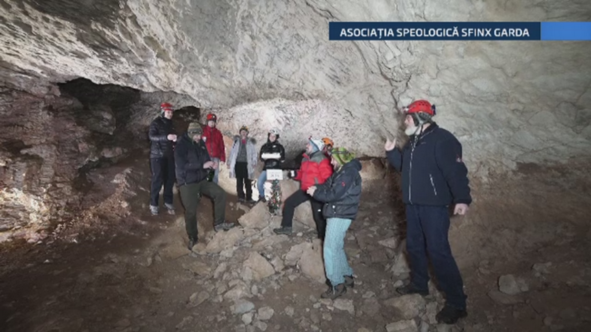 Revelion in pestera. Un grup de speologi a sarbatorit Noul An cu tort, brad si sampanie, in Muntii Apuseni