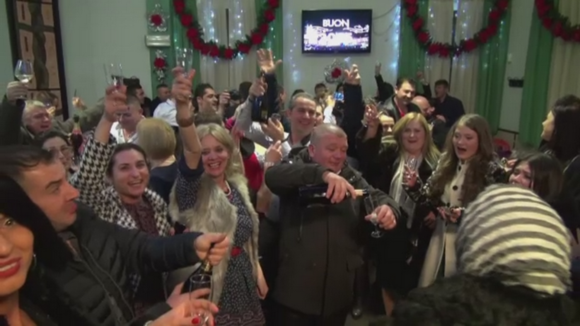 "Vreau sa ma intorc acasa, m-am saturat de strainatate". Cum au petrecut romanii din diaspora de Revelion