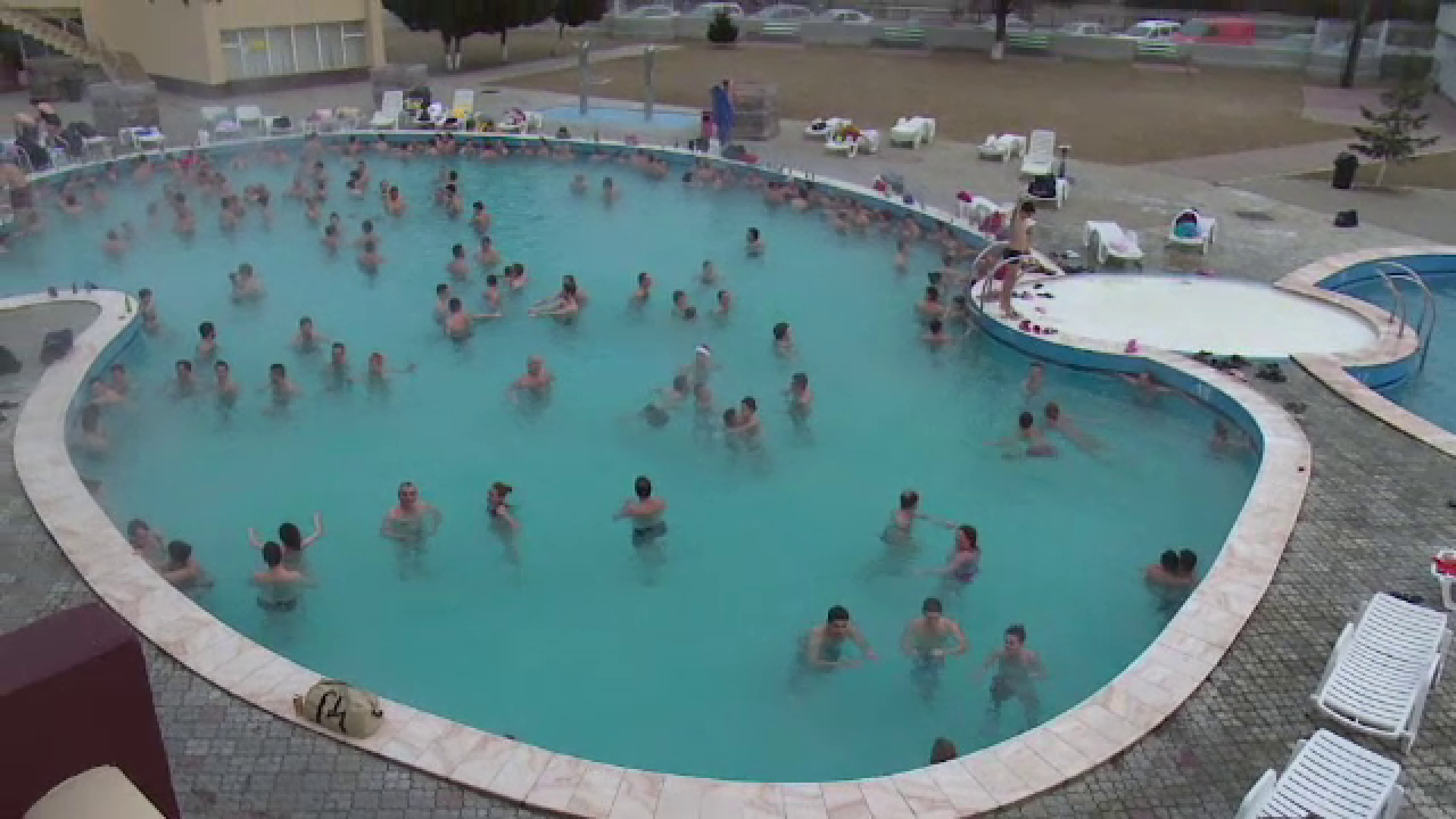 Unii romani au ales sa petreaca Revelionul la Baile Felix sau pe malul marii. Cum s-au descurcat cu mahmureala