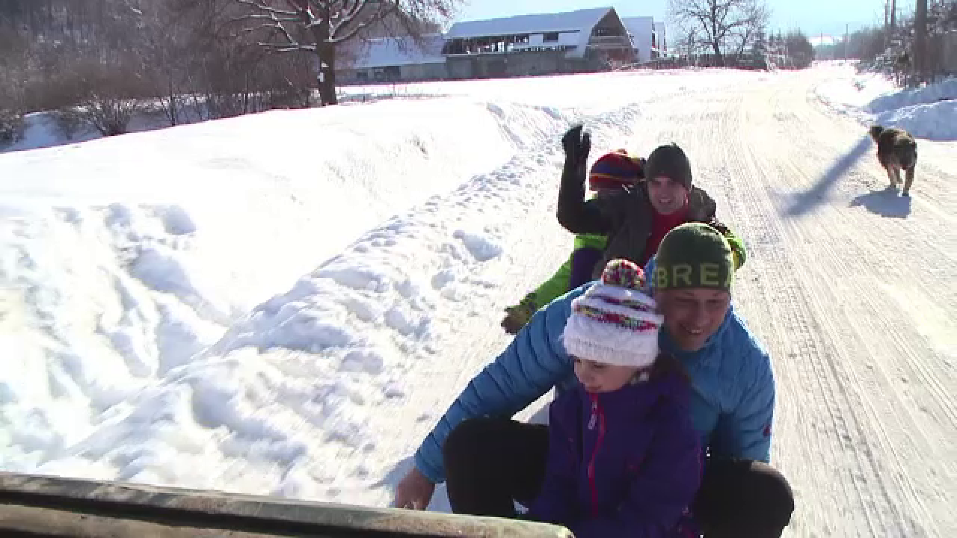 Cu sania trasa de masina. Dupa mesele bogate de sarbatori, turistii s-au apucat de sport la munte
