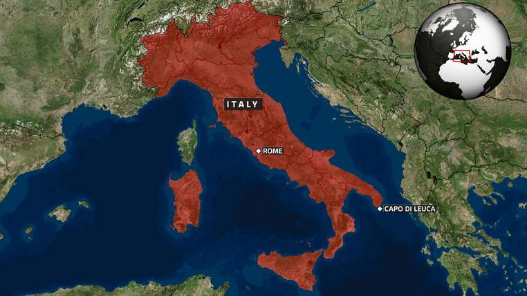 O noua nava fara echipaj si cu 450 de imigranti la bord a fost in pericol. Autoritatile italiene au reusit sa-i salveze